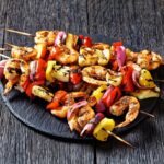 Brochetas de camarones con verduras y salsa de menta