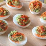 Huevos rellenos de aguacate y tocino