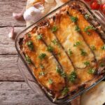 Lasaña de berenjena con carne y queso mozzarella
