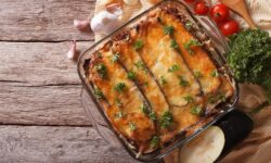 Lasaña de berenjena con carne y queso mozzarella