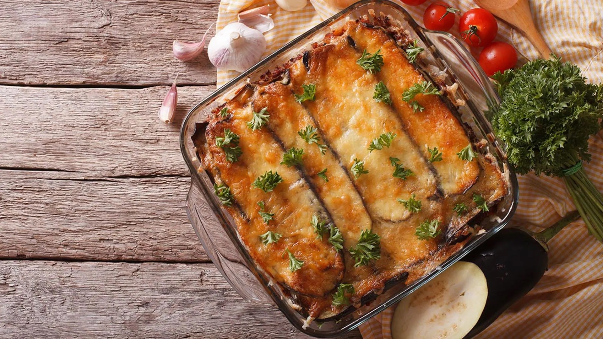 Lasaña de berenjena con carne y queso mozzarella