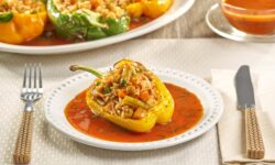 Pimientos rellenos de arroz de coliflor y camarones