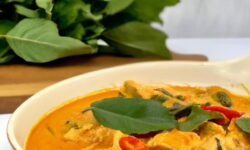 Pollo al curry con leche de coco y espinacas
