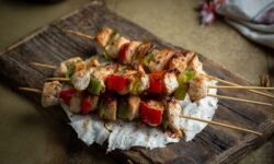 Brochetas de pollo al yogur y especias (Tavuk Şiş)