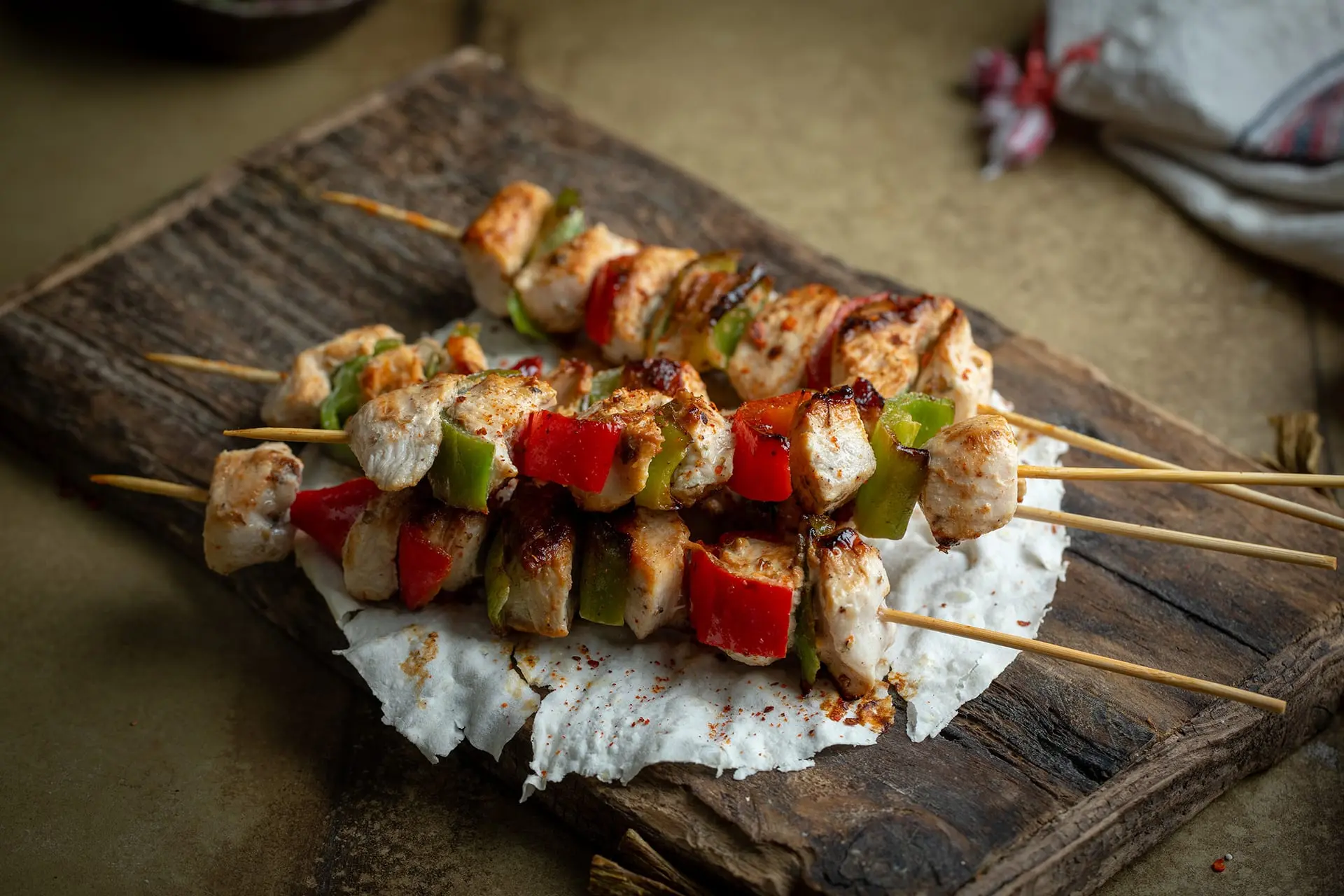 Brochetas de pollo al yogur y especias (Tavuk Şiş)