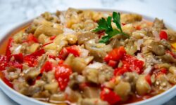 Ensalada de berenjena asada y yogur (Patlıcan Salatası)