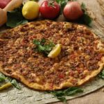 Pizza turca de carne y verduras