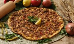 Pizza turca de carne y verduras