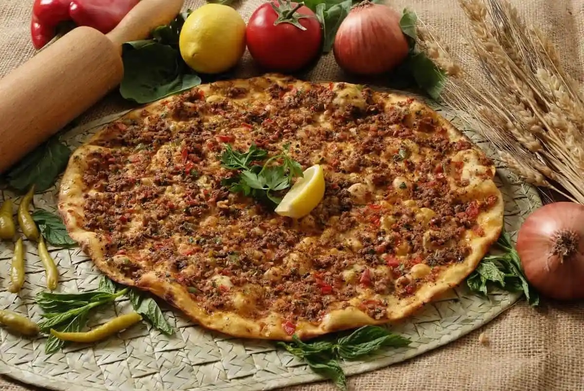Pizza turca de carne y verduras