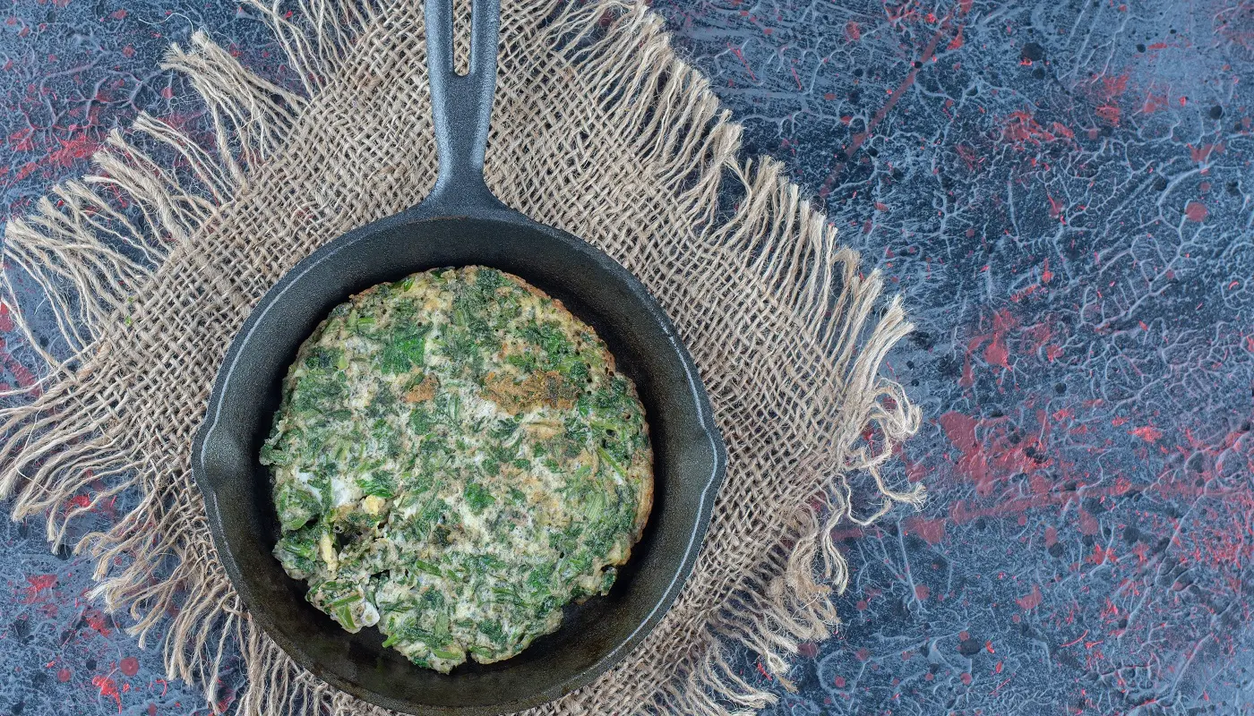 Tortilla de kale, huevo y cebolla