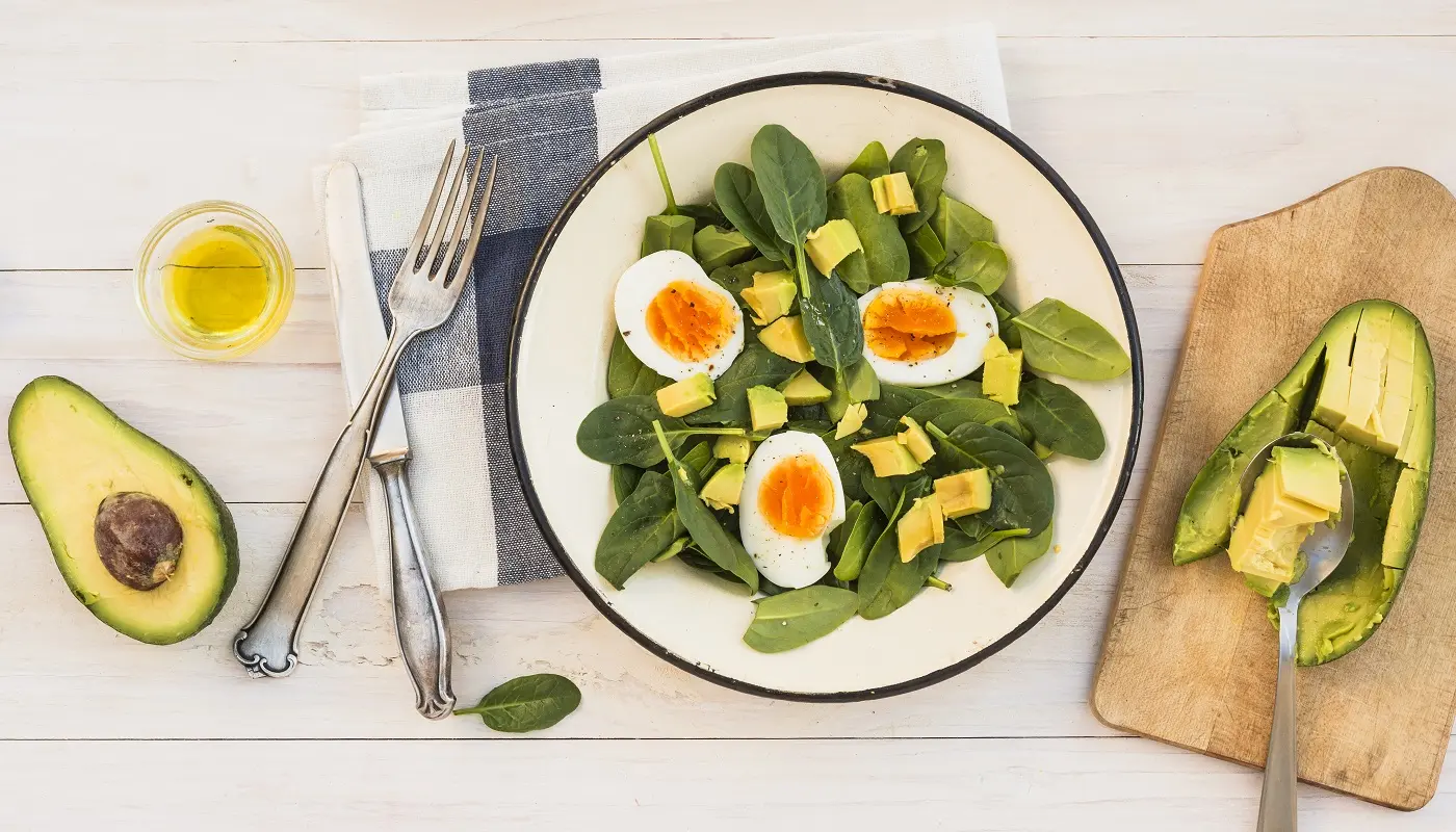 Ensalada de huevo duro con espinaca y aguacate