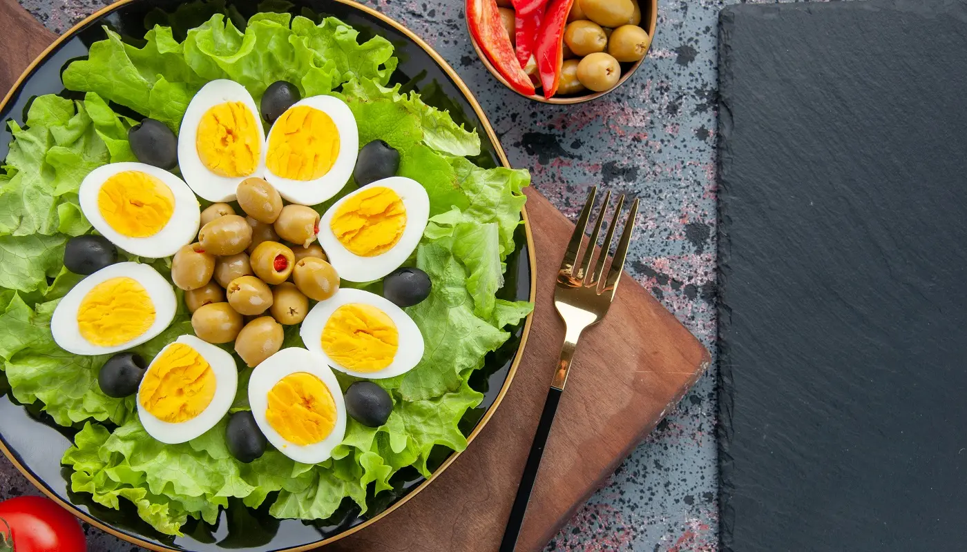 Ensalada mediterránea con huevo