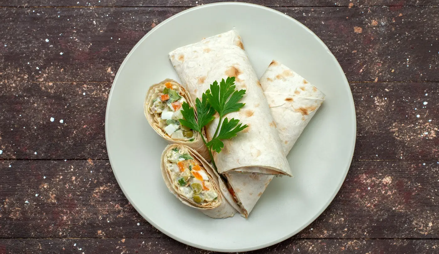 Wrap bajo en carbohidratos con huevo y hummus