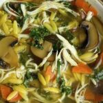 Caldo de Pollo con Cúrcuma y Limón