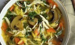 Caldo de Pollo con Cúrcuma y Limón