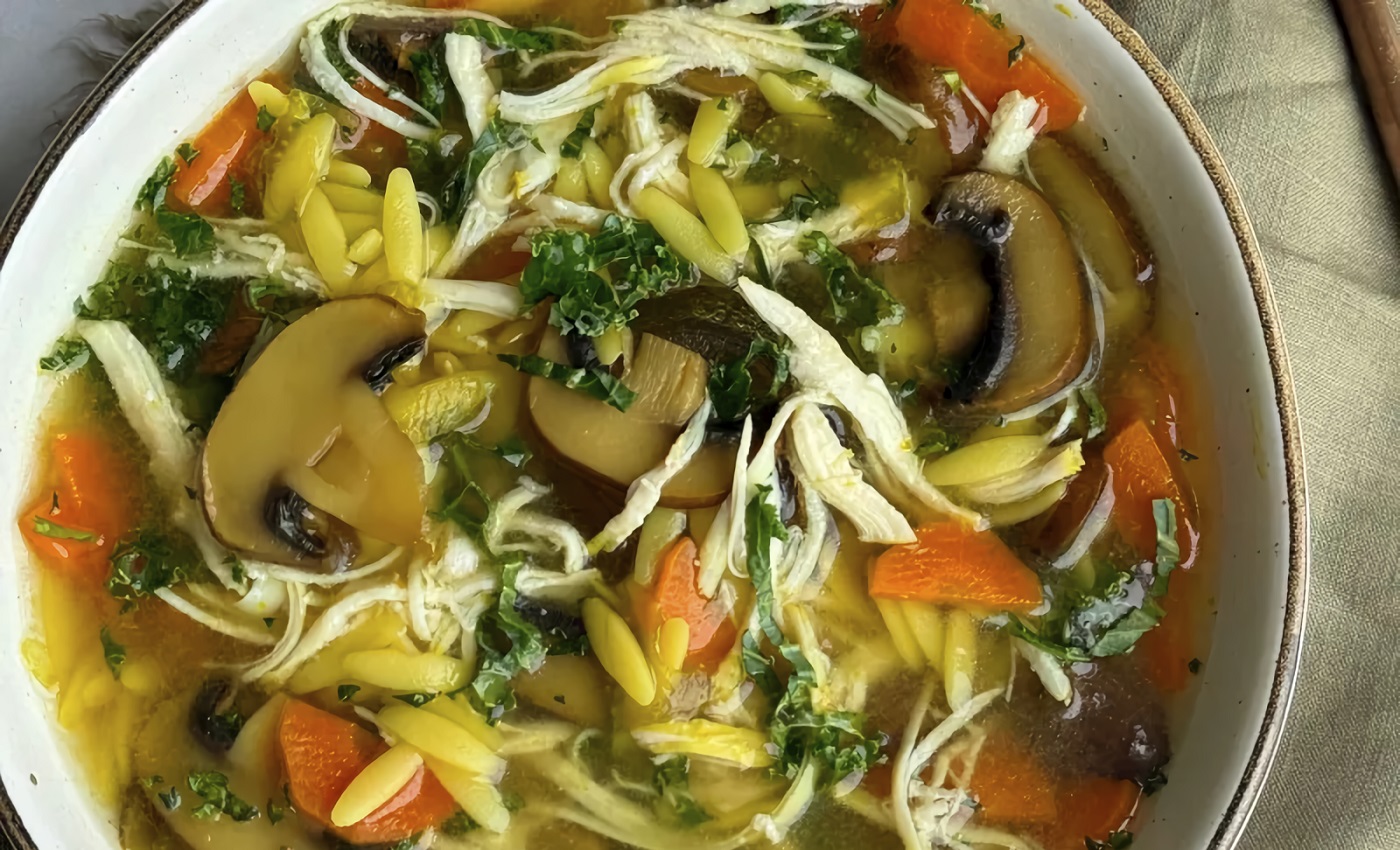 Caldo de Pollo con Cúrcuma y Limón: saludable y antiinflamarorio
