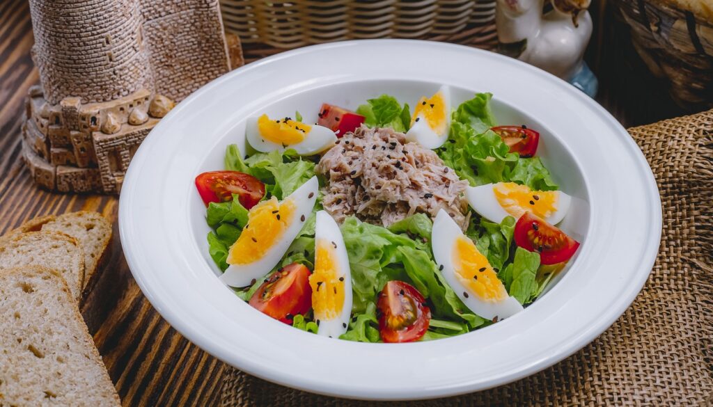 Ensalada proteica con huevo y atún