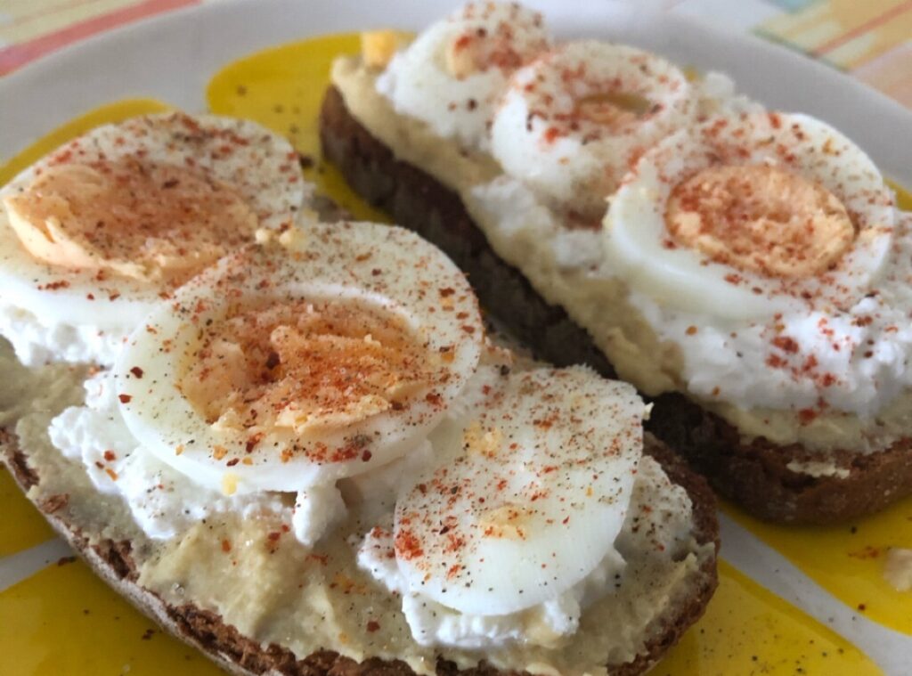Tostadas integrales con hummus y huevo