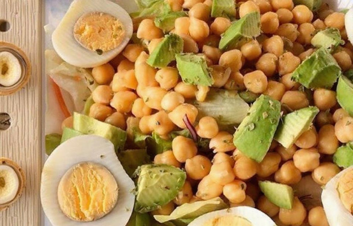 Ensalada de huevo con aguacate y garbanzo