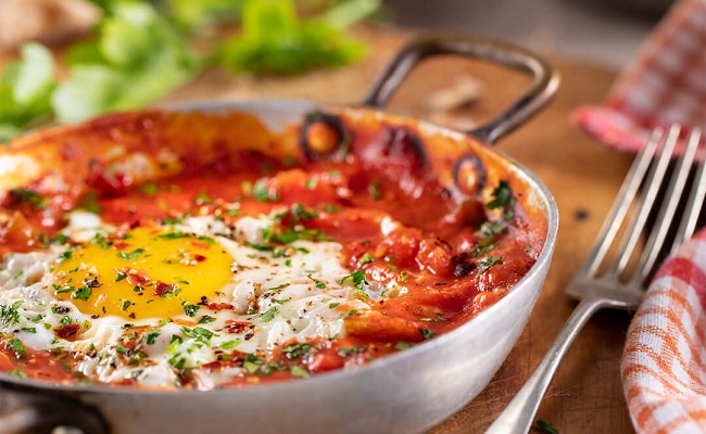 Huevos al horno con tomate y queso