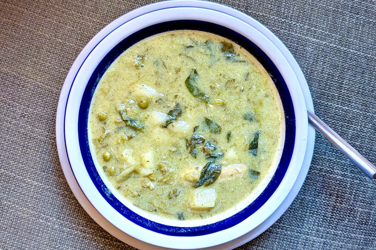 Sopa de verduras con huevo