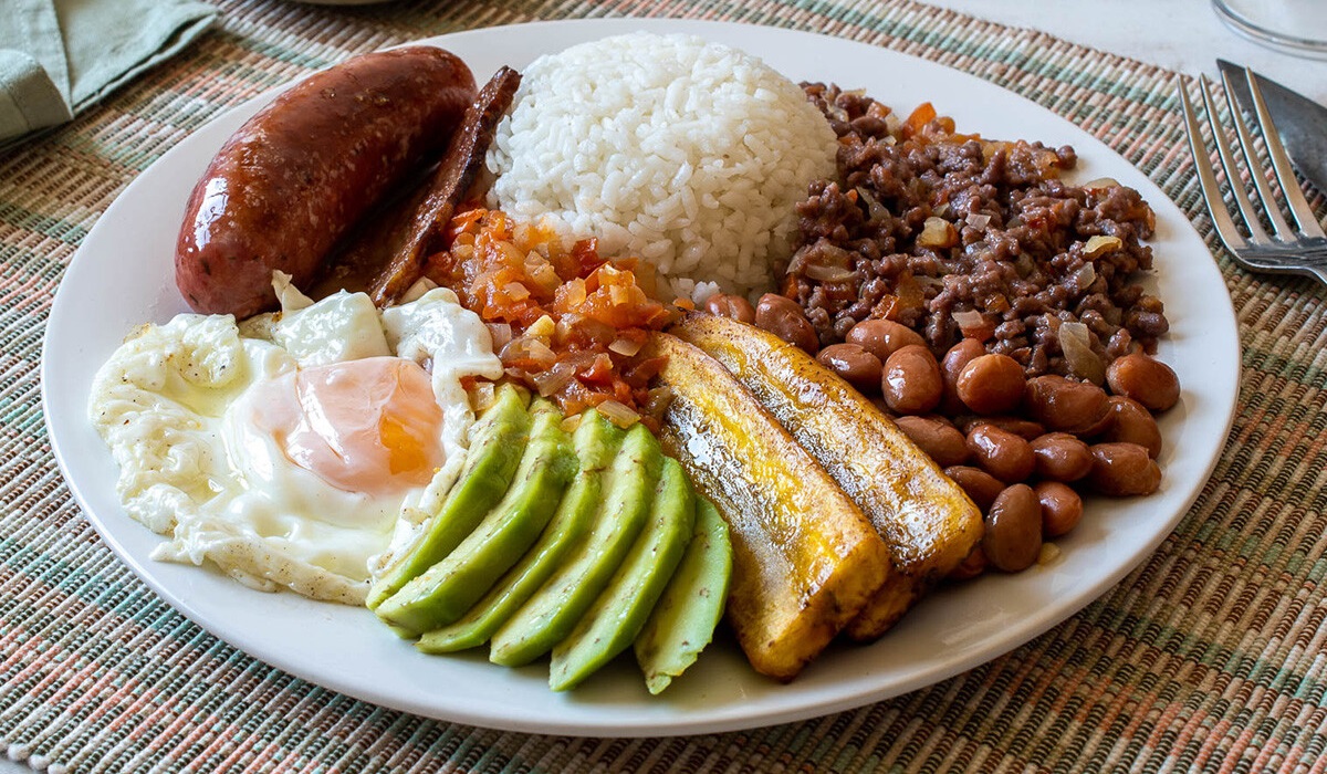 bandea paisa con huevo