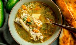 sopa de pollo tradicional colombiana